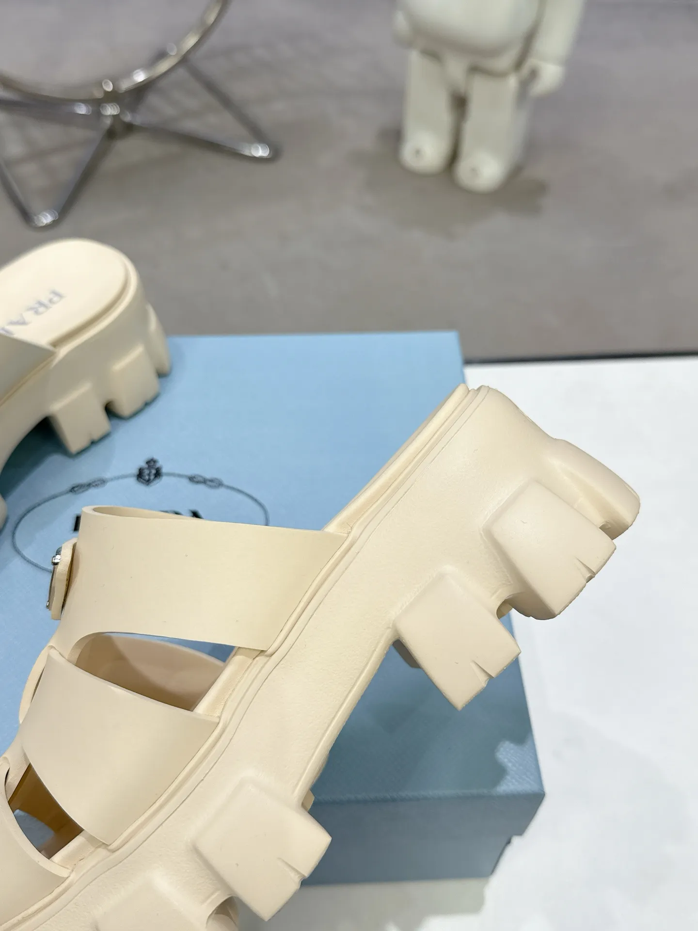 👟👟Ex-factory price 440👟👟 2025 exclusive version super popular🎊🎊🎊prada Prada triangular buckle serrated Roman thick-soled rubber foam ultra-light sandals are retro, fashionable and avant-garde, the upper perfectly restores the original craftsmanship, making the whole pair of shoes light and comfortable, full of holiday feel, bright colors💐💐💐💐 A variety of choices to satisfy fashionable people of different styles! The iconic metal triangle logo is paired with the shape of ancient beach sandals. Every design element is fashionable! Code number 35-40​